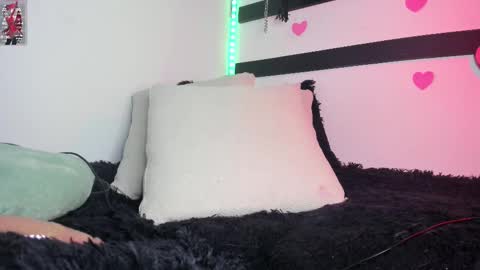 Snapshot of feel_the_touch chatting on 1, 3, 2025 feel_the_touch online show from 1, 3, 2025