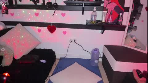 Snapshot of feel_the_touch chatting on 4, 3, 2025 feel_the_touch online show from 4, 3, 2025