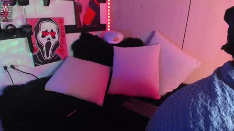 Snapshot of feel_the_touch chatting on 5, 3, 2025 feel_the_touch online show from 5, 3, 2025