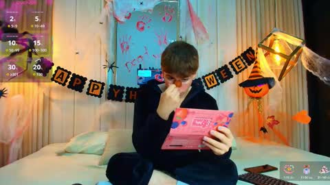 Snapshot of femboy_max chatting on 26, 10, 2025 Femboy Max online show from 26, 10, 2025