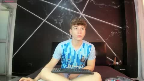 Snapshot of femboy_max chatting on 27, 11, 2025 Femboy Max online show from 27, 11, 2025