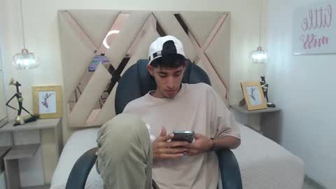 FER PHOENIX online show from 6, 3, 2025