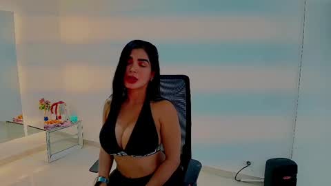 Snapshot of fitnessmommyy chatting on 1, 10, 2025 fitnessmommyy online show from 1, 10, 2025