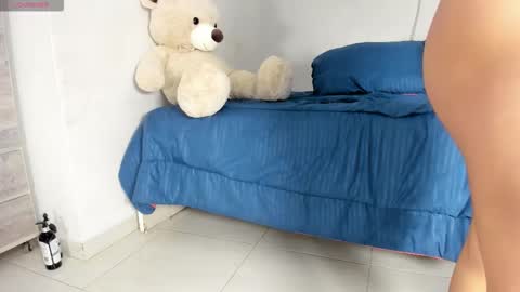 Snapshot of flor_herrera1 chatting on 12, 11, 2025 online show from 12, 11, 2025