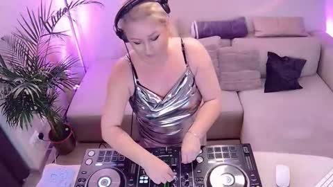 Snapshot of forbiddenkitty chatting on 4, 11, 2025 Forbidden Kitty online show from 4, 11, 2025