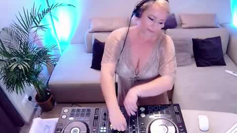 Snapshot of forbiddenkitty chatting on 5, 11, 2025 Forbidden Kitty online show from 5, 11, 2025