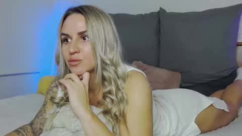 Snapshot of foxy_kimmi chatting on 22, 11, 2025 Foxy Kimmi online show from 22, 11, 2025