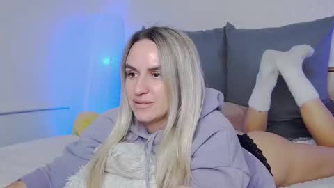 Snapshot of foxy_kimmi chatting on 25, 11, 2025 Foxy Kimmi online show from 25, 11, 2025