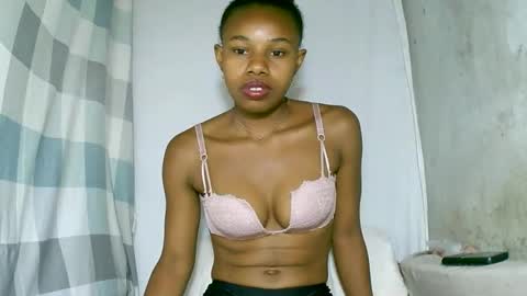 Snapshot of franciefrancie chatting on 8, 10, 2025 francilla online show from 8, 10, 2025