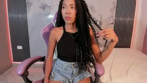 Snapshot of francis_leams chatting on 22, 4, 2026 Laura online show from 22, 4, 2026