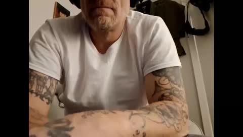 Blue eyed tatted Daddy online show from 19, 1, 2026