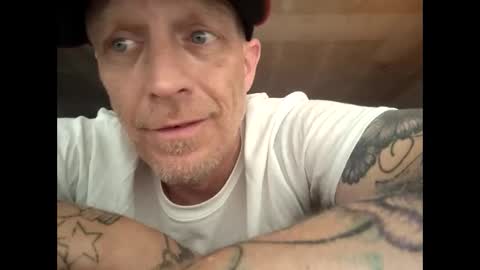 Snapshot of frankieblueeyes4u chatting on 12, 4, 2026 Famous Blue Eyes online show from 12, 4, 2026