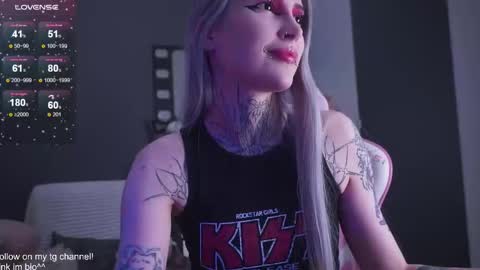 Snapshot of fraulein_mooon chatting on 17, 12, 2025 Asya UwU online show from 17, 12, 2025