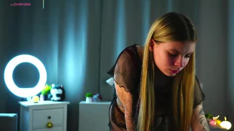 Hey im Olivia im glat to see you in mu room3 online show from 18, 4, 2026