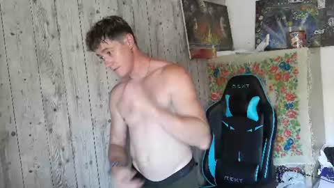 Snapshot of frenchhornybibs chatting on 25, 6, 2026 French Horny Bibs online show from 25, 6, 2026