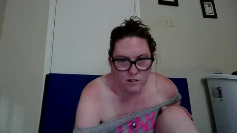 Snapshot of fuzzypeaches87 chatting on 11, 6, 2026 fuzzypeaches87 online show from 11, 6, 2026