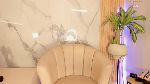   Independent model online show from 6, 1, 2026