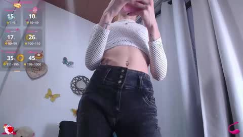 Snapshot of gabbyhills_ chatting on 8, 9, 2025 Gabby online show from 8, 9, 2025