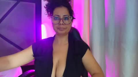 Snapshot of gabrieladurann chatting on 15, 11, 2025 GABRIELA online show from 15, 11, 2025