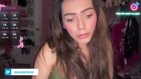 Snapshot of giaavalentinee chatting on 4, 11, 2025 Gia online show from 4, 11, 2025