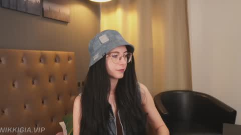 Snapshot of girl_i_am chatting on 30, 11, 2025 Nikki online show from 30, 11, 2025