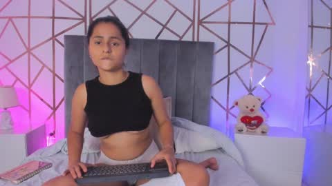 GISELLE ROLDAN online show from 7, 2, 2025