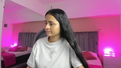 GISELLE ROLDAN online show from 10, 4, 2026