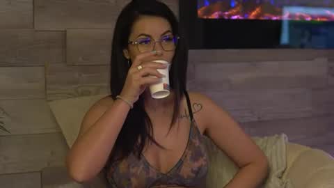Snapshot of glamourousmom chatting on 26, 5, 2026 CharmingMom online show from 26, 5, 2026