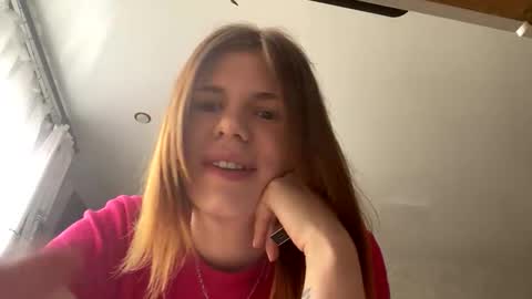 Snapshot of glossy_girl_1 chatting on 23, 4, 2026 Roxy online show from 23, 4, 2026