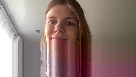Snapshot of glossy_girl_1 chatting on 23, 4, 2026 Roxy online show from 23, 4, 2026
