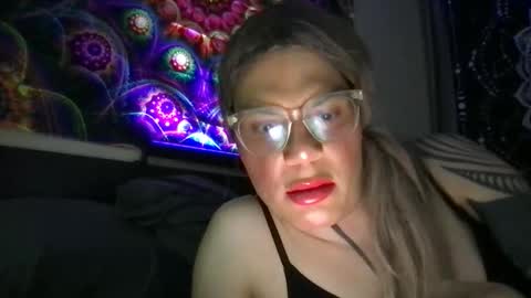 Snapshot of glow92 chatting on 16, 12, 2025 Glow Goddess online show from 16, 12, 2025