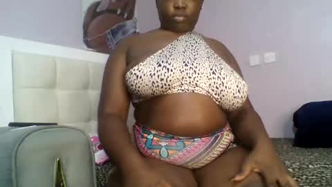 Snapshot of goldencurves_bunny chatting on 27, 7, 2026 Bella online show from 27, 7, 2026
