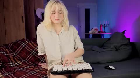 Snapshot of gregory_byyrd chatting on 13, 12, 2025 Greg-independent model online show from 13, 12, 2025