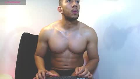Snapshot of gurushake chatting on 12, 7, 2026 holl latino online show from 12, 7, 2026
