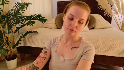 Snapshot of gwenhilton chatting on 10, 9, 2025 gwenhilton online show from 10, 9, 2025