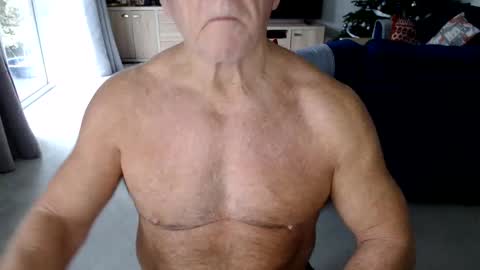 Snapshot of gymguyuk28 chatting on 17, 12, 2024 Gymguy online show from 17, 12, 2024