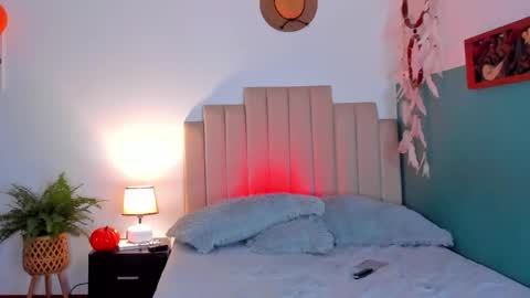 Snapshot of h3y_mia3 chatting on 29, 10, 2025 Paulina online show from 29, 10, 2025