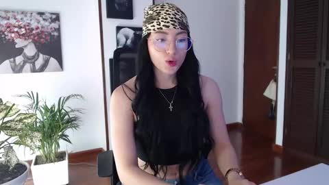 Snapshot of h_e_r_a988192 chatting on 11, 10, 2025 Hera online show from 11, 10, 2025