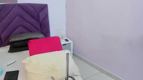 haileystonei online show from 17, 2, 2025