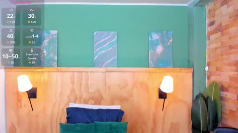 Halley Lorens online show from 28, 2, 2026