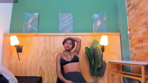 Halley Lorens online show from 17, 4, 2026