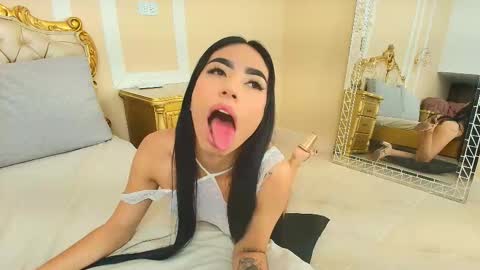 Hallie Stone online show from 28, 11, 2025