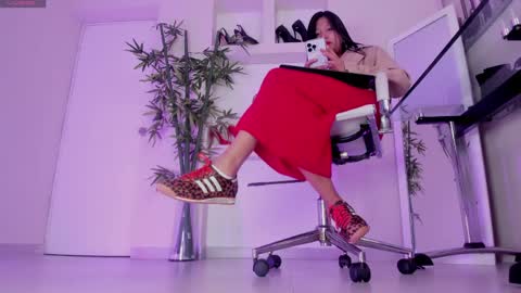 HANNAH HOWELL online show from 15, 4, 2026