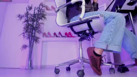 HANNAH HOWELL online show from 3, 7, 2026