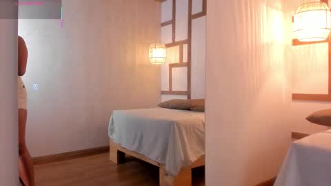 hannahmonttgomery  Help me reach 100 Hands up online show from 25, 9, 2025