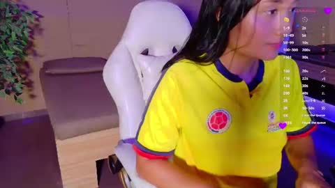 Snapshot of hannahmonttgomery chatting on 27, 6, 2026 hannahmonttgomery Help me reach 100 Hands up online show from 27, 6, 2026
