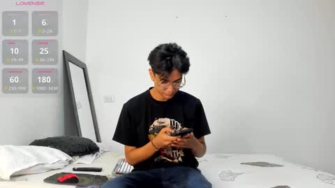 Snapshot of harrytwink18 chatting on 19, 12, 2025 HARRY online show from 19, 12, 2025