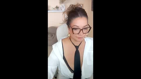 Snapshot of hat_on chatting on 10, 6, 2026 leila online show from 10, 6, 2026