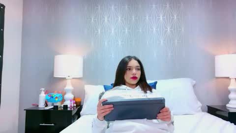 HazelMoret online show from 8, 2, 2026