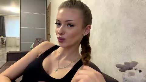 Mona online show from 4, 12, 2025